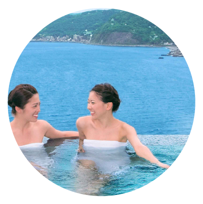 入浴する女性2名