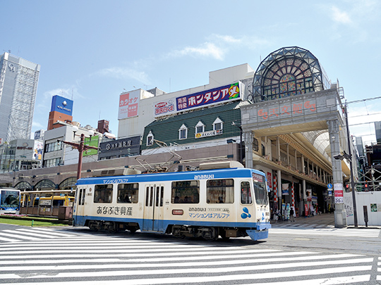 路面電車が走る天文館（鹿児島市）