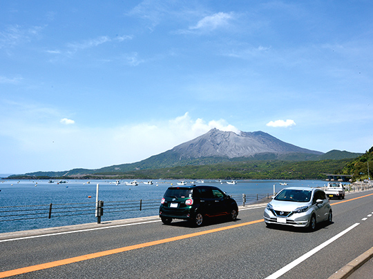 桜島を望む国道220号（垂水市）