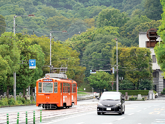 路面電車が走る松山市街