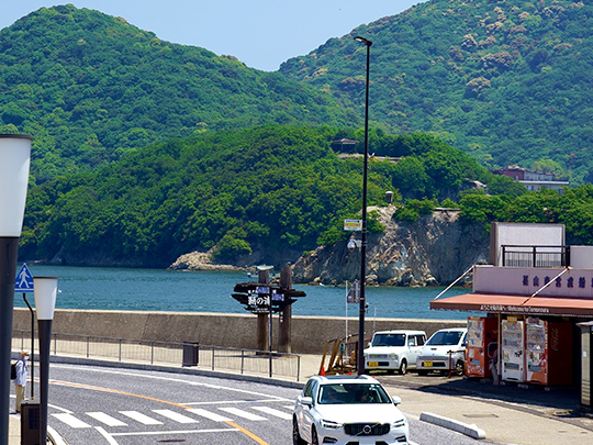 鞆の浦の海沿いの道