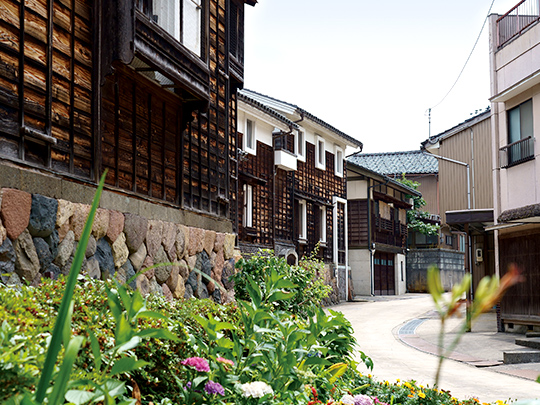 土蔵が立ち並ぶ今町通り（城端）